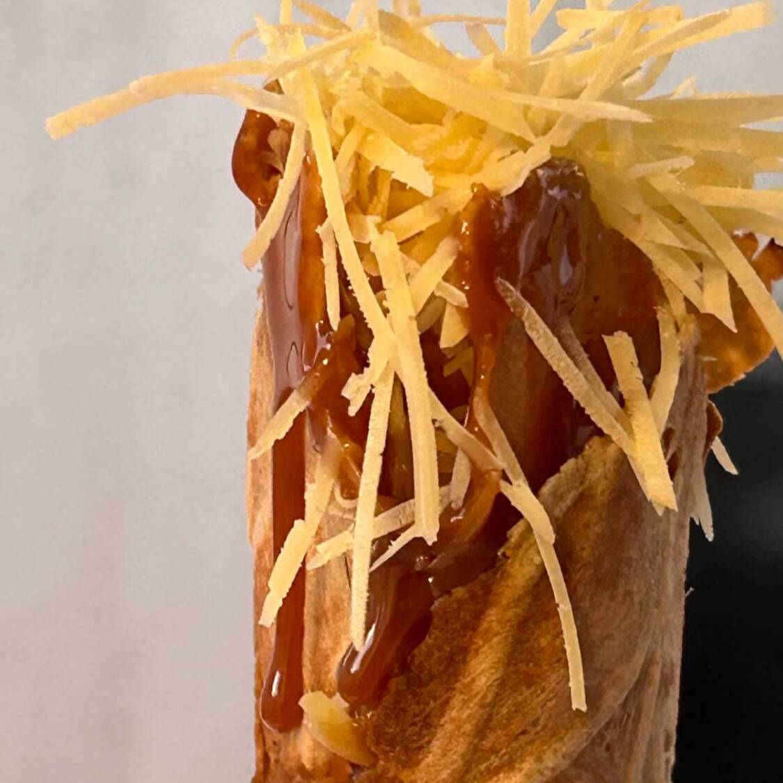 Marquesita de Queso de Bola con Cajeta