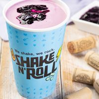 Diretamente da Rota do Vinho em São Roque - Sp, este milkshake apresenta o vinho suave Quinta do Jubair, harmonizado com uma calda de abacaxi ao vinho. Tudo isso acompanhado pelo suave sorvete de baunilha. Produto alcoólico. Proibido para menores de 18 anos.