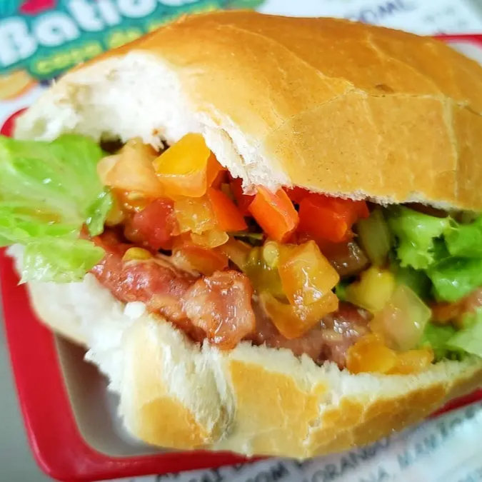 Linguiça de Pernil, alface, rúcula, Tomate e molho especial da casa.