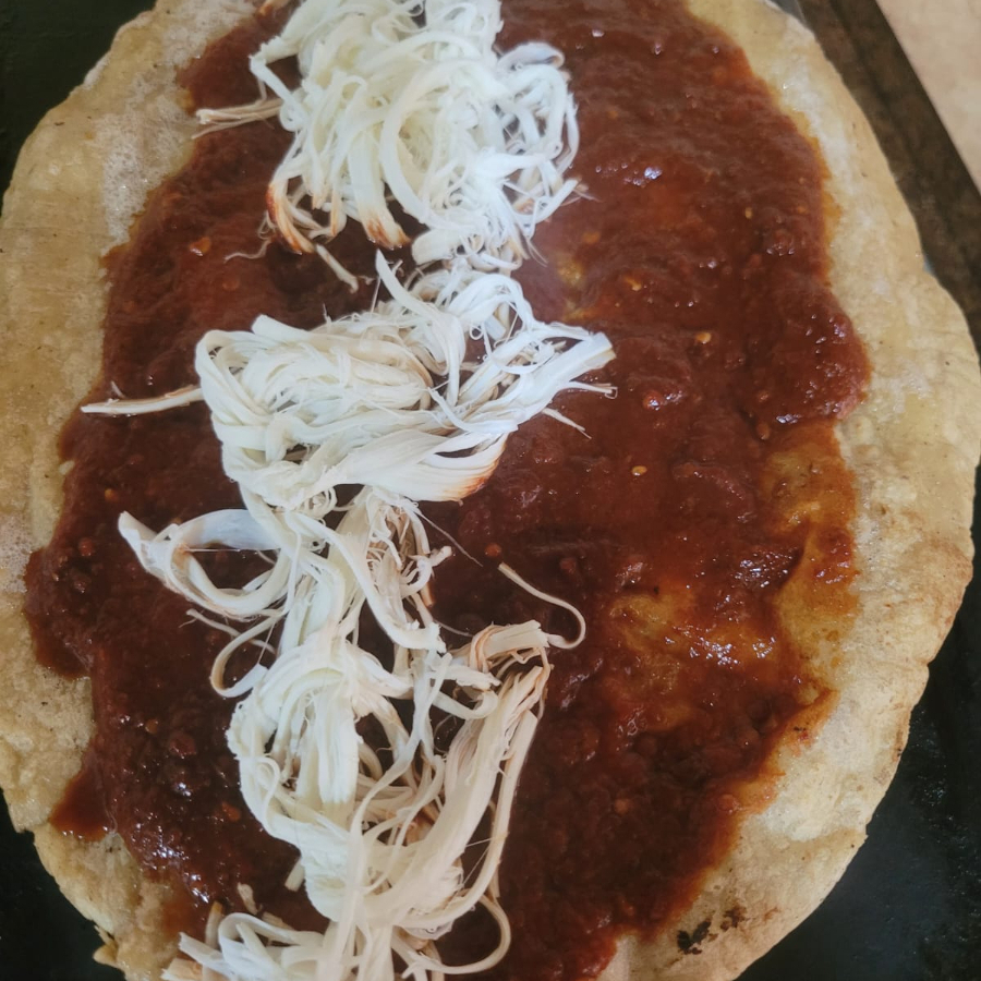 MEMELA CON QUESILLO Y CHORIZO