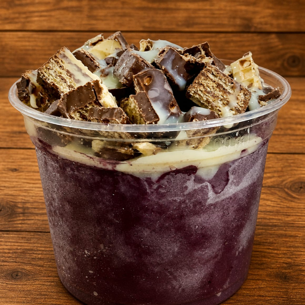 Açaí super cremoso, montado em camadas de leite em pó, leite condensado e no topo bis