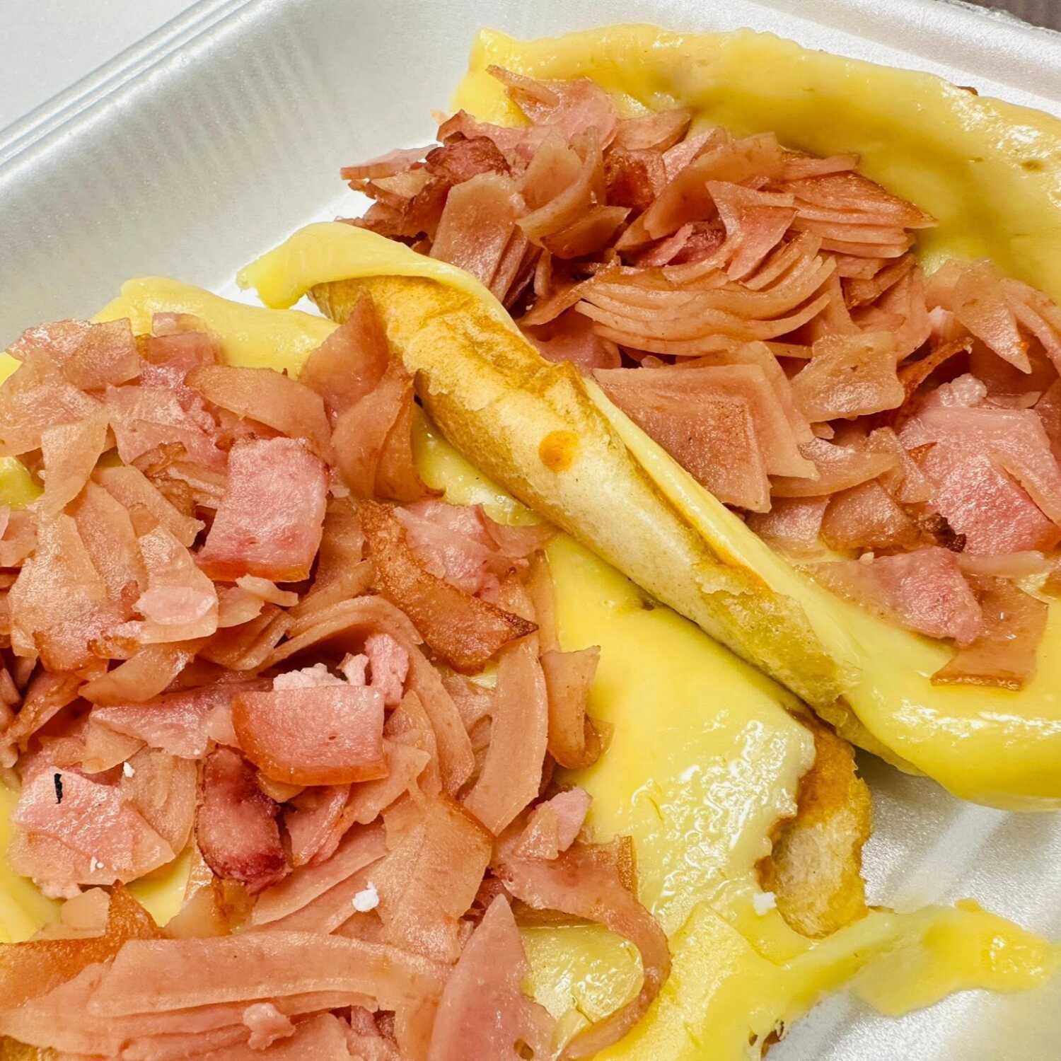 Molletes con Jamón y Tocino