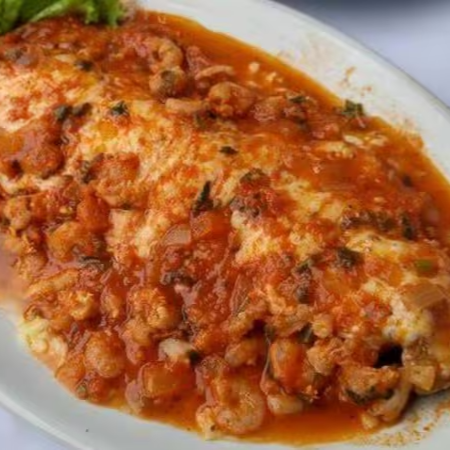 Filés de pescada branca, empanados a dore,deitados no molho de tomate com camarões pequenos, cobertos com mussarela e guarnicão de arroz. foto ilustrativa, pode sofrer variacoes. serve 2 pessoas