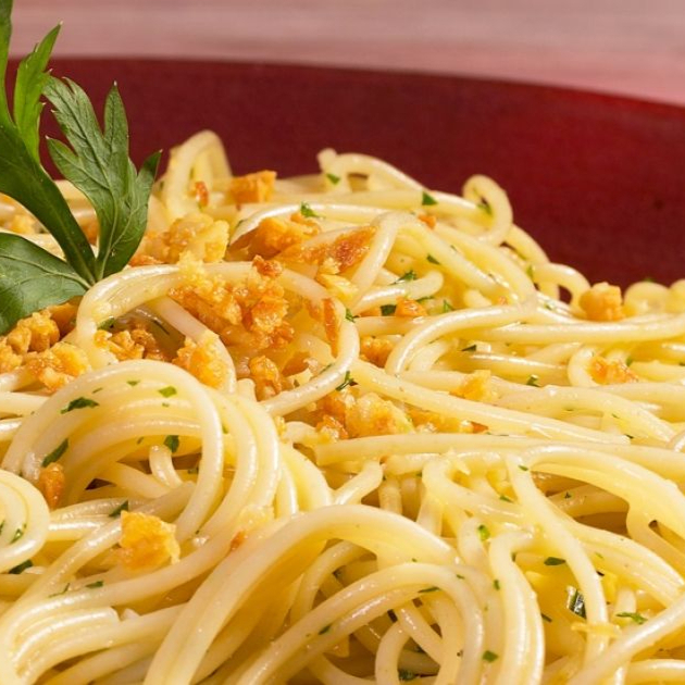 Sabor clássico que nunca falha: Massa ao Alho e Óleo, simples e irresistível! Caso queira, pode incluir adicional de proteínas como Tiras de Carne, Frango ou Camarão Acompanha sachê com Parmesão Ralado (15g). Tags: macarrão,massas, executivo, espaguete, penne, fettuccine, alho e óleo, promoção, bom e barato, entrega rápida.