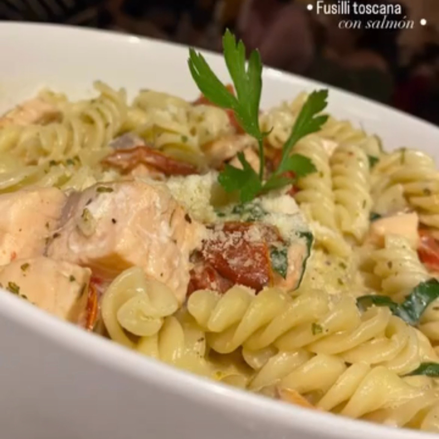 Fusilli Toscana con Salmón