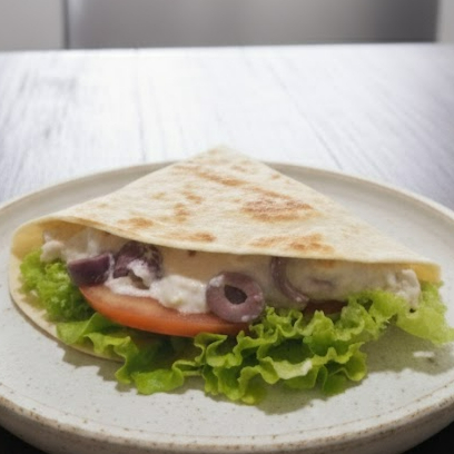Wrap gratinado, com atum, maionese, azeitonas, alface e tomate.