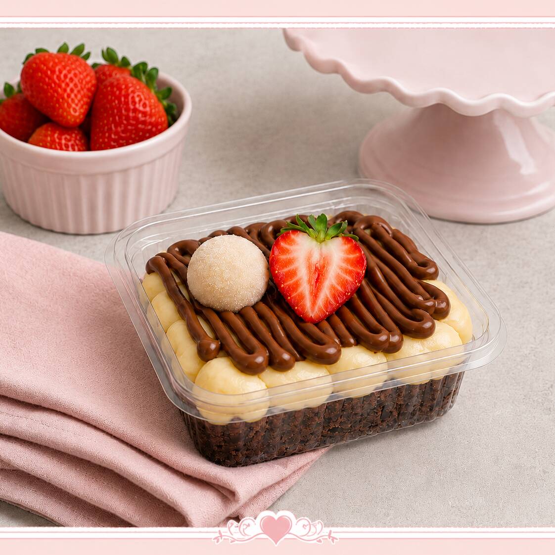 Nosso brownie individual de 110 g tem uma base super chocolatuda coberta com brigadeiro de Ninho, creme de avelã, morango fresco e finalizada com um mini docinho de Ninho.
Perfeito para matar a vontade de comer um docinho!!!
P.S: Caso deseje um brownie bem farto, recomendamos nosso Brownie Supreme de Morango ou nossas Fatias de Brownie!