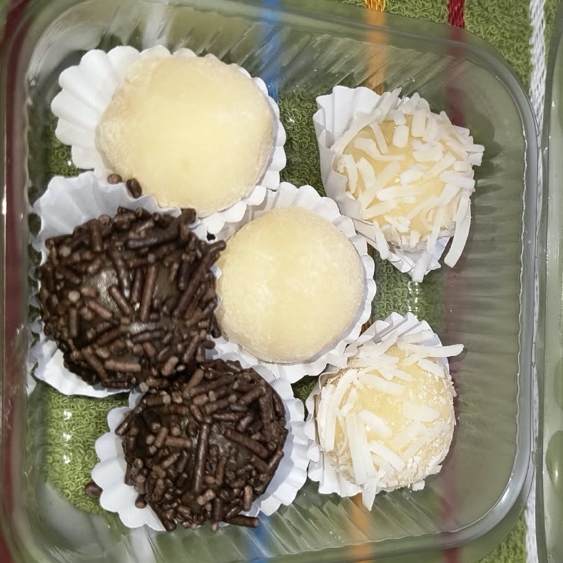 Deliciosos docinhos de brigadeiro ,beijinho e ninho