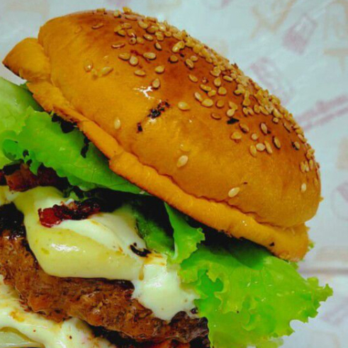 PÃO BRIOCHE, HAMBURGUER BOVINO 200G, OVO, BAON, ALFACE, TOMATE E QUEIJO