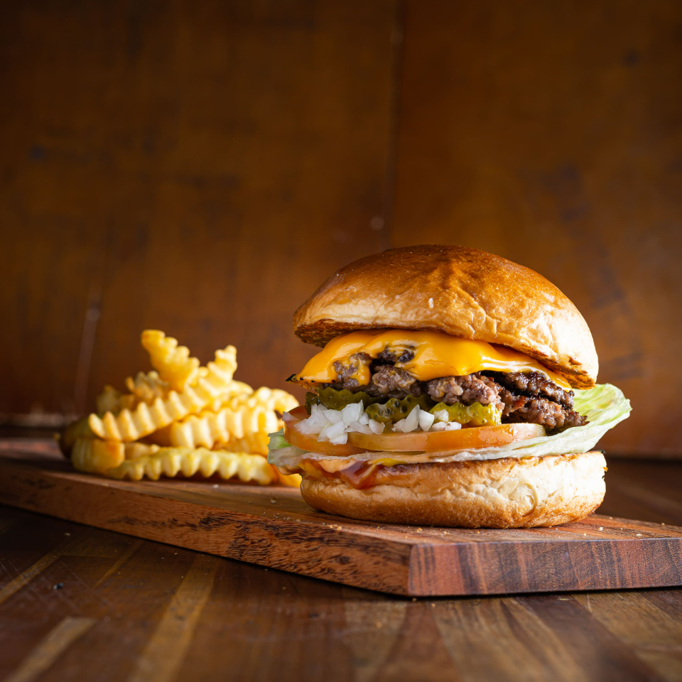 Pão Macio, Queijo de qualidade, alface, tomate fresco, ketchup, gotinha de mostarda e molho da casa. Acompanha Fritas pequena que vai no saquinho 100 grs e lata de Coca Cola tradicional