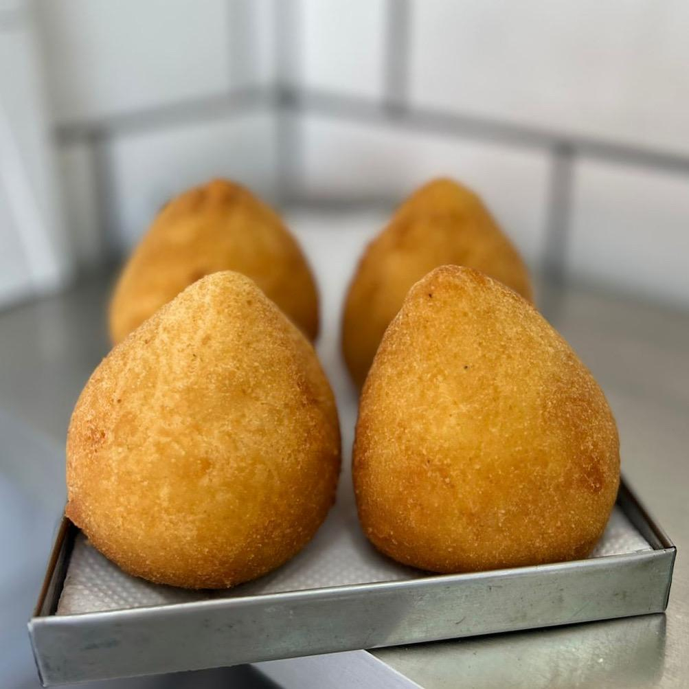 Clássica e irresistível! Massa leve e crocante com recheio de frango desfiado temperado artesanalmente.