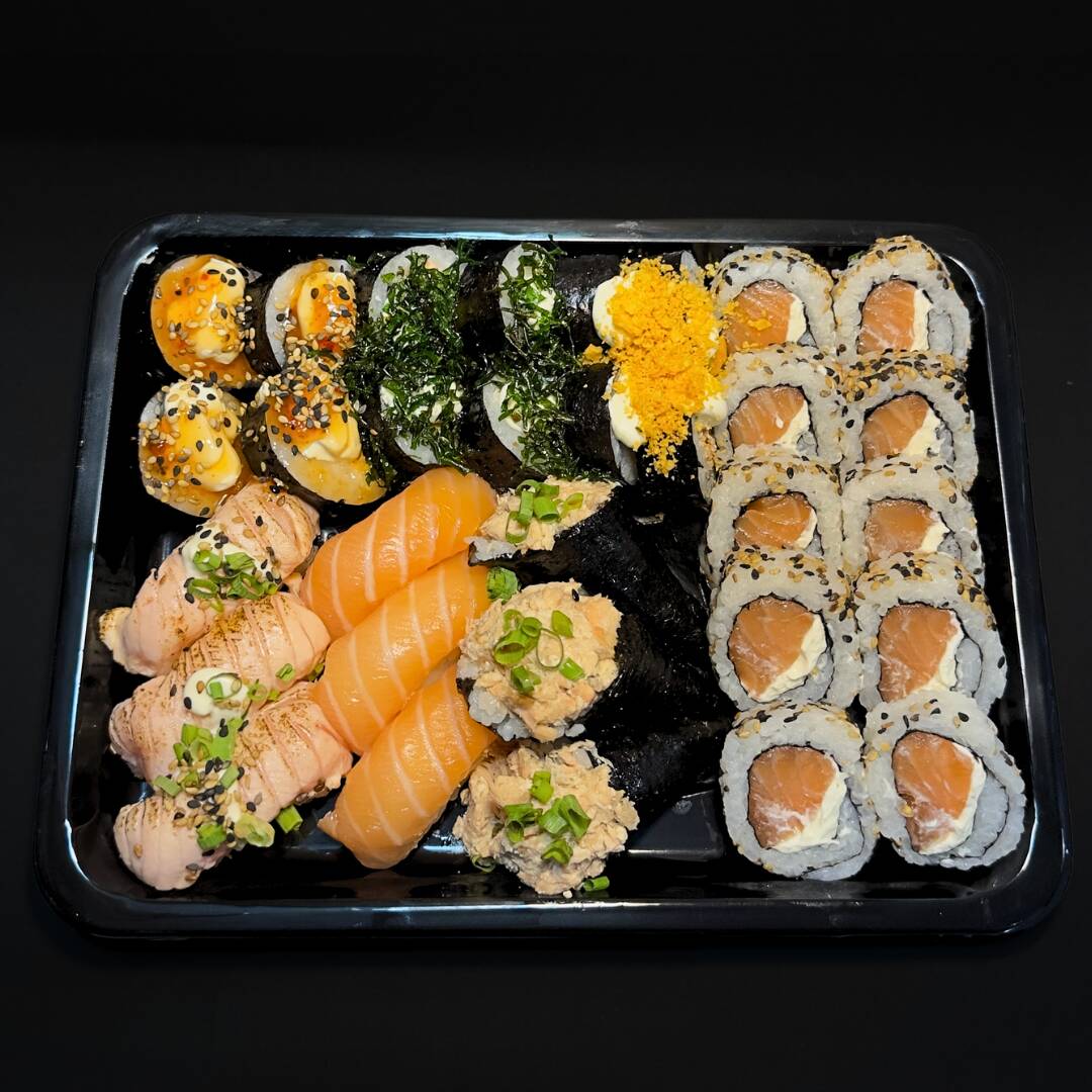 "Box Mk ""53 peças"" 10 uramaki Filadélfia 4 maki salmão com geleia de pimenta 4 maki salmão com Doritos 4 maki salmão com couve 3 nigiri salmao 3 nigiri salmao flambado com geleia de pimenta 3 mini temaki de salmão 20 hot Filadélfia"