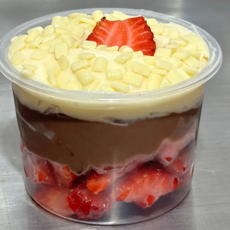 Com morangos frescos picado, combinado com brigadeiro de chocolate e brigadeiro de ninho