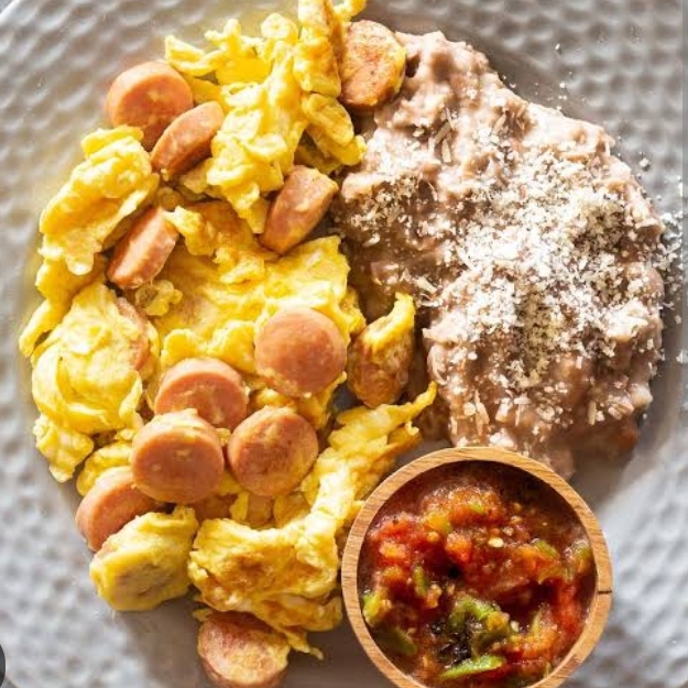 HUEVO CON SALCHICHAS