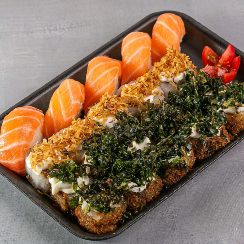 10 hot roll com couve crispy, 5 niguiri de salmão, 5 uramaki filadélfia com batata crispy