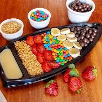 Barca de açaí P com ate 10 adicionais 2 frutas e 1 calda