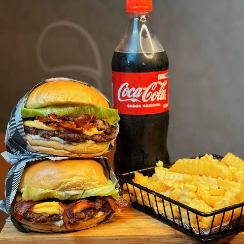 Nosso queridinho combo da casa dois smash burguer com pão brioche , com uma porção de batata pequena e uma coca cola 600ml