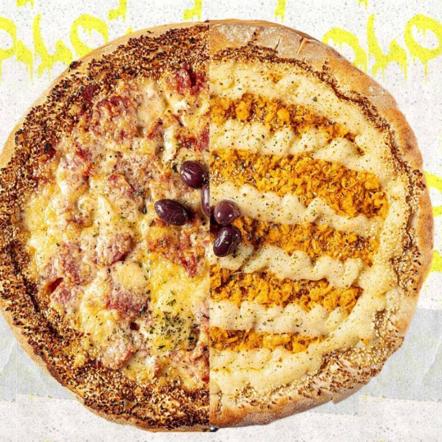 1 Pizza 1/2 Toscana 1/2 Frango com Catupiry ( 10 Fatias ) Toscana ( Mozarela e fatias de calabresa ) Frango Desfiado coberto com Catupiry Original Pizza acompanha molho de tomate fresco, orégano, azeitonas e gergelim na borda.