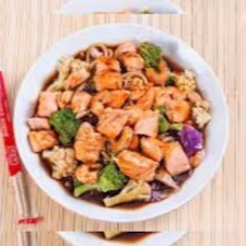 Yakisoba de Salmao em cubos, recheado de repolho roxo, repolho verde, brocolis americanos, cenoura e molho especial da casa