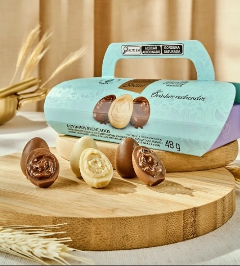 Uma opção perfeita para deixar a Páscoa ainda mais doce! A Cesta de Ovinhos Sodiê Doces vem com 6 deliciosos ovinhos de chocolate recheados em sabores sortidos: ao leite, branco e meio amargo, agradando todos os gostos.