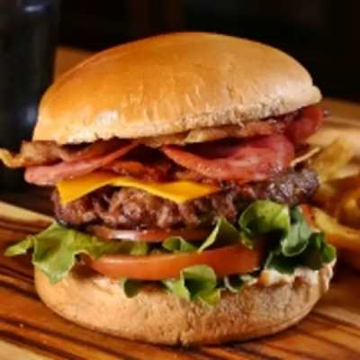 Pão, salada, calabresa, carne de hambúrguer industrial e bacon e molho especial da casa.