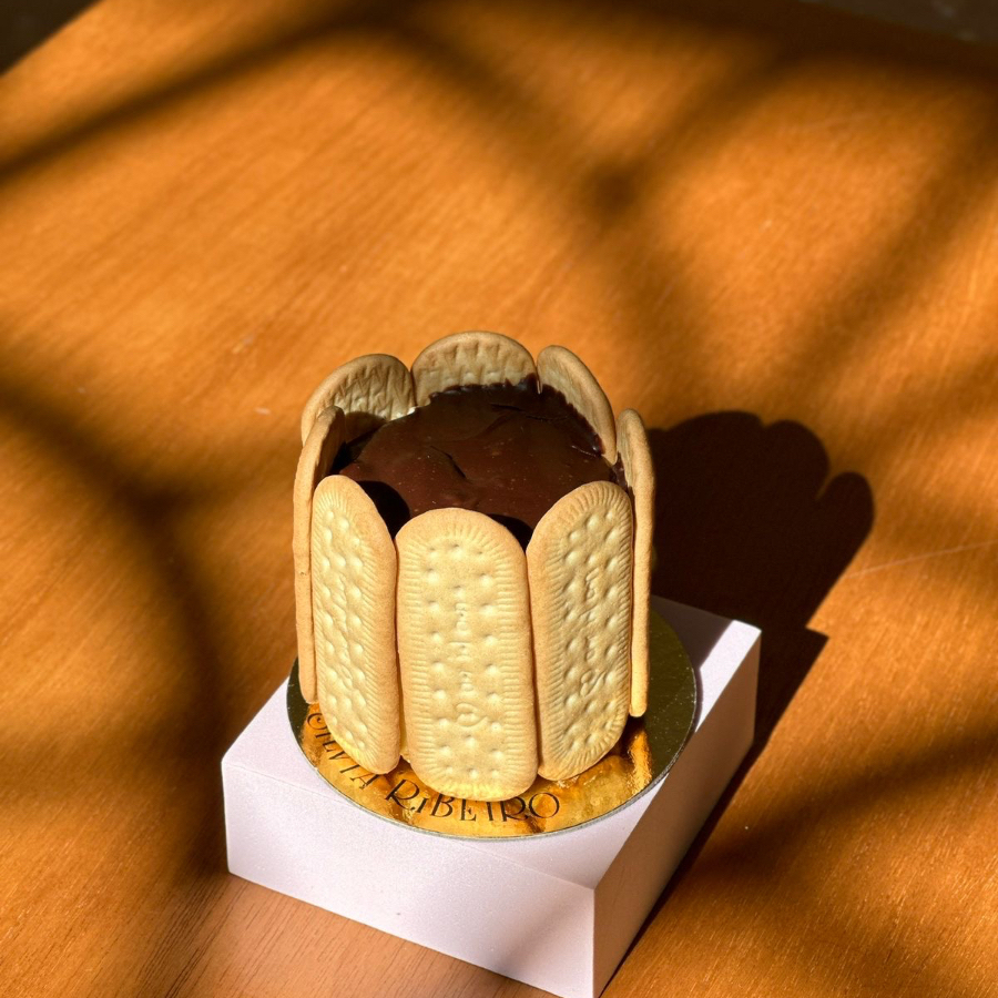 Mini Torta Alemã recheada com Creme de Leite fresco, manteiga, Chocolate branco e bolacha. Em média 220g. Obs. 1: não alteramos nenhum produto ou retiramos/adicionamos ingrediente. Obs. 2: produto de consumo imediato. Obs. 3: alguns produtos podem vir com vencimento do mesmo Dia.