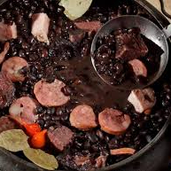 Este Combo Feijoada G é um deleite gastronômico completo. Consiste em uma marmita média repleta de feijoada saborosa, temperada à perfeição. Acompanha uma marmita pequena de arroz fresco, cozido no ponto certo. O combo também traz uma marmita pequena de bananas à milanesa, crocantes por fora e doces por dentro, perfeitamente equilibradas. Complementa-se com uma porção generosa de couve com bacon, unindo o frescor da couve ao sabor robusto do bacon.