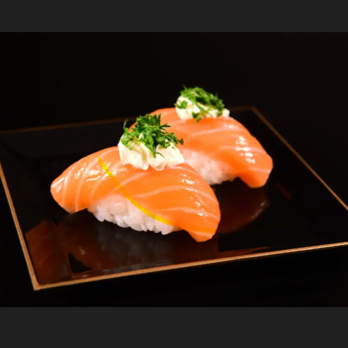 4 UND - BOLINHO DE ARROZ COBERTO COM FATIA DE SALMÃO .