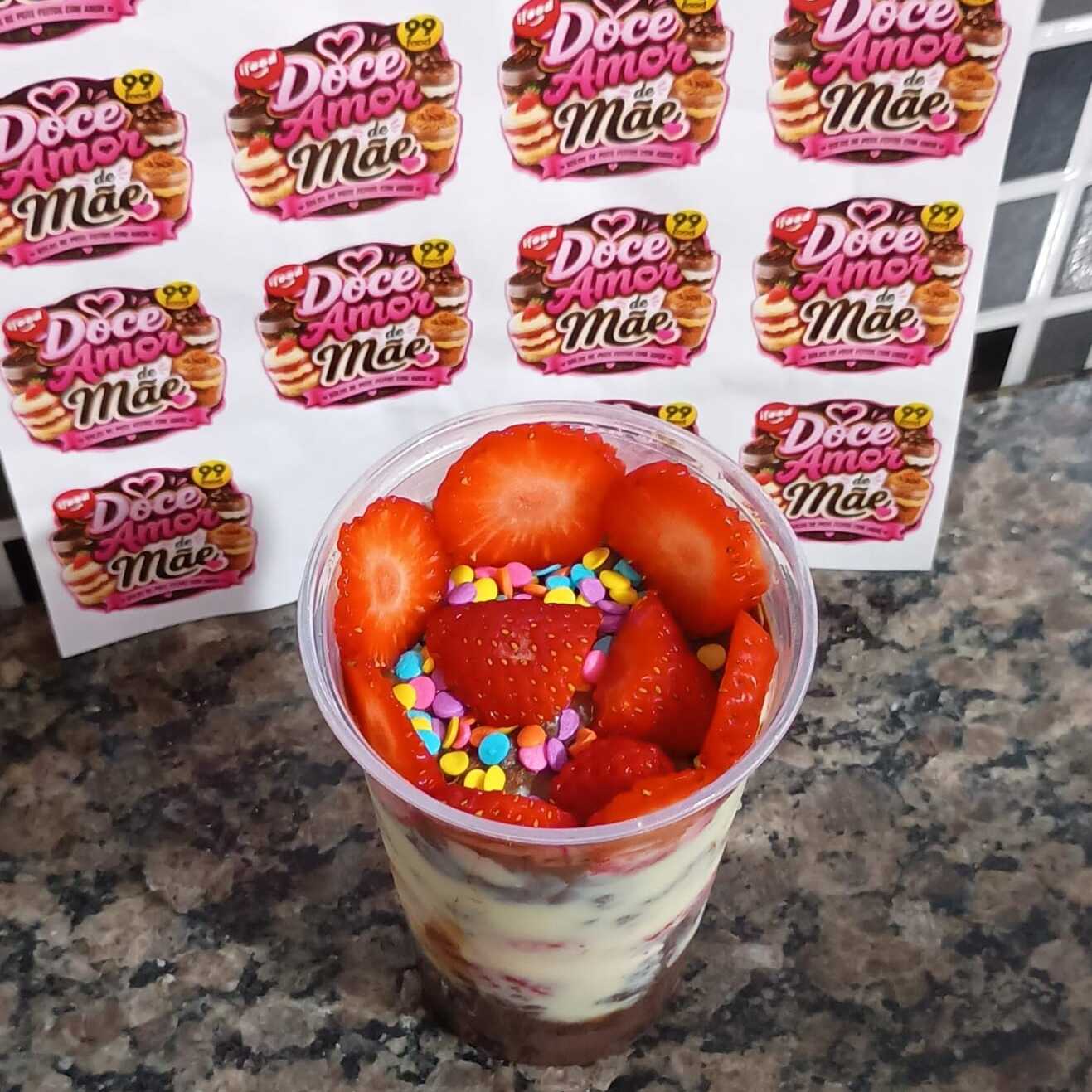 UM DELICIOSO COPO DA FELICIDADE COM BRIGADEIRO BRANCO CREME DE AVELÃ BRIGADEIRO E MORANGO