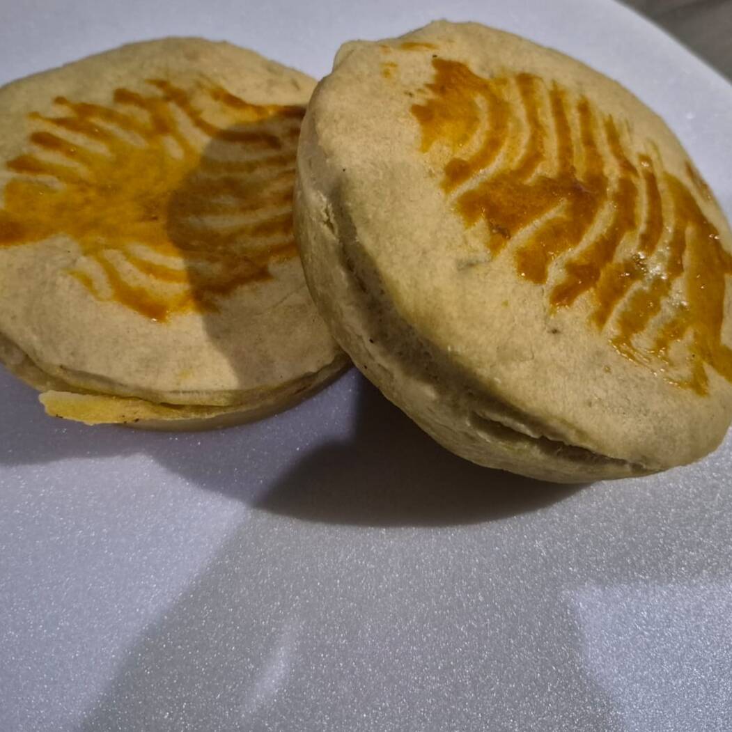 Deliciosa torta artesanal, recheada com bastante frango e catupiry