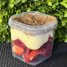 Feito com morango sem agrotóxicos, creme de ninho, coberto por chocolate.