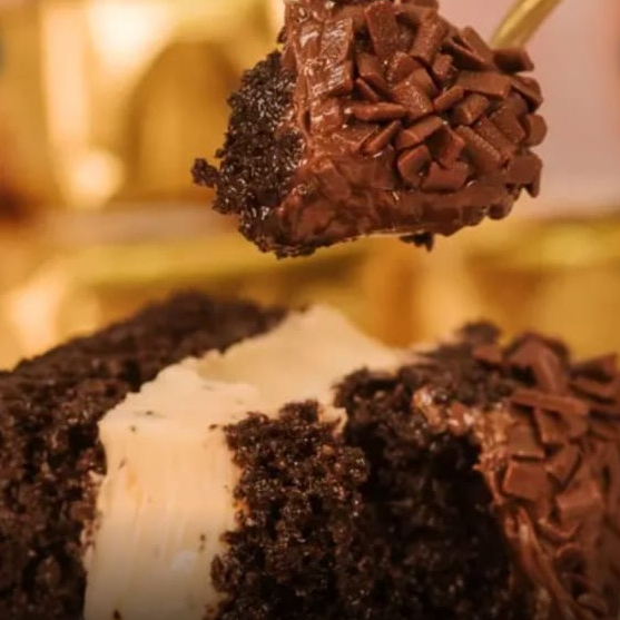 Deliciosa Massa de Cacau fofinha e molhadinha, com Recheio de Maracujá, e cobertura de Chocolate.