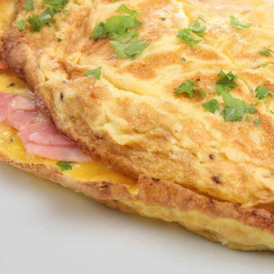 Omelete de Presunto e Queijo – omelete macia, recheada com presunto e queijo derretido. (Acompanha arroz, feijão, batata frita e salada).
