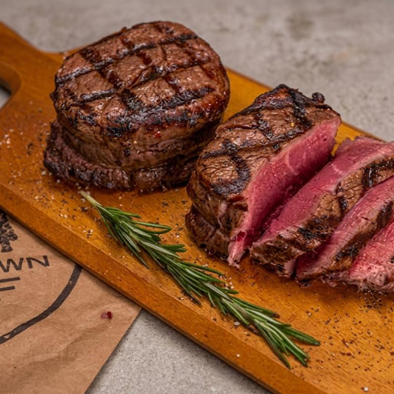 Este primoroso Filet Mignon Steak, de 400g, é meticulosamente preparado em nossa grelha Charbrouler, que confere ao corte uma incrível crosta dourada e sabor inigualável. O interior do steak mantém-se suculento e macio, criando um contraste perfeito que irá encantar o seu paladar. Nossa escolha de Filet Mignon é a garantia de uma refeição nobre e sofisticada. Ideal para admiradores de carnes .