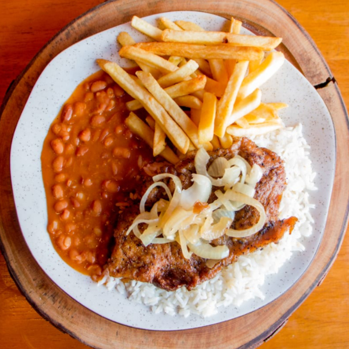 Bife de pernil grelhado, arroz, feijão, fritas e salada