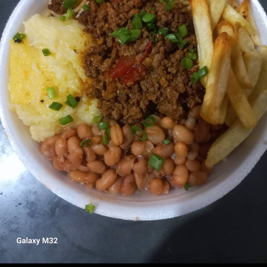 Arroz branco, feijão comum, Macarrão Alho e Óleo, Carne Moída, batata frita & Salada do Dia separada