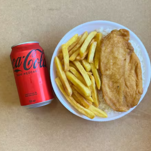 Marmita com delicioso filé de frango empanado na massa crocante acompanhado de arroz branco, feijão e batatas fritas. Acompanha refrigerante Coca Cola lata Zero sem açúcar 350ml bem gelada. Marmita indicada para 01 pessoa.