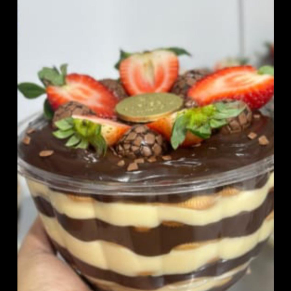 delicioso pave com bolachama maizena, brigadeiro e ninho, finalizado com morangos e brigadeiro