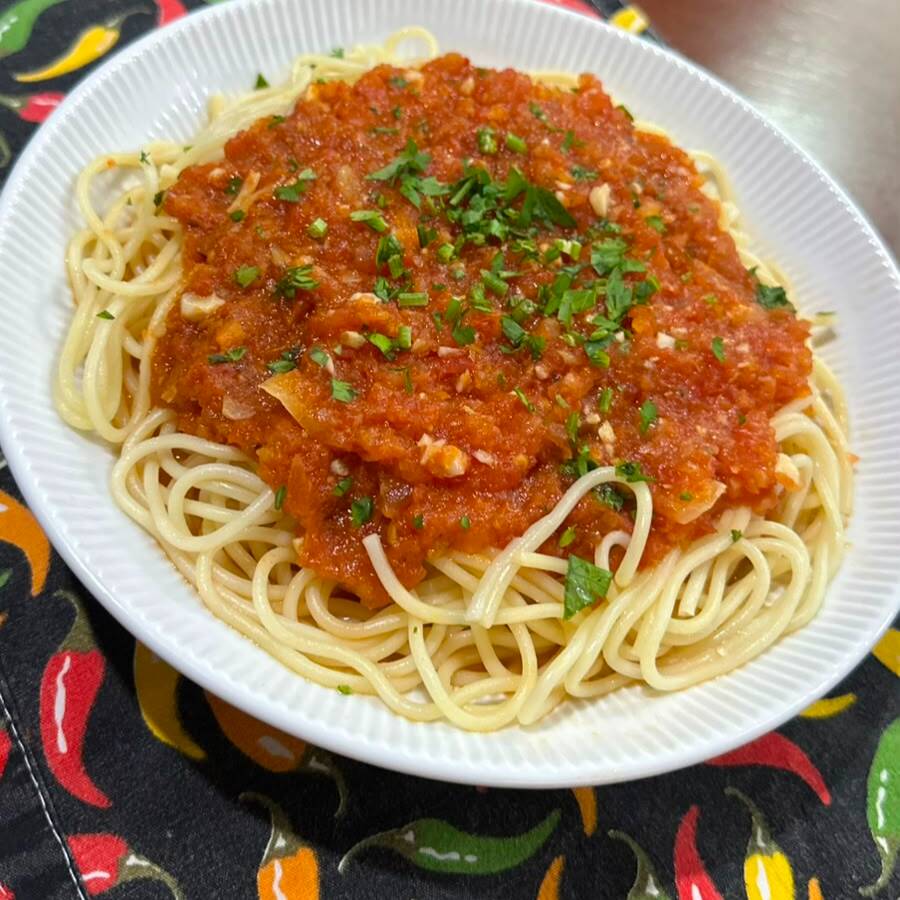 Massa al dente + molho sugo caseiro super temperado. Aquele clássico que nunca erra! 😋