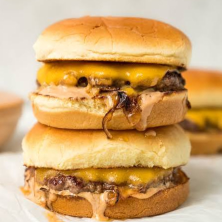 2 Burguers Smash ; Pão brioche, smash de 80g, queijo cheddar e a nossa exclusiva maionese do Major.