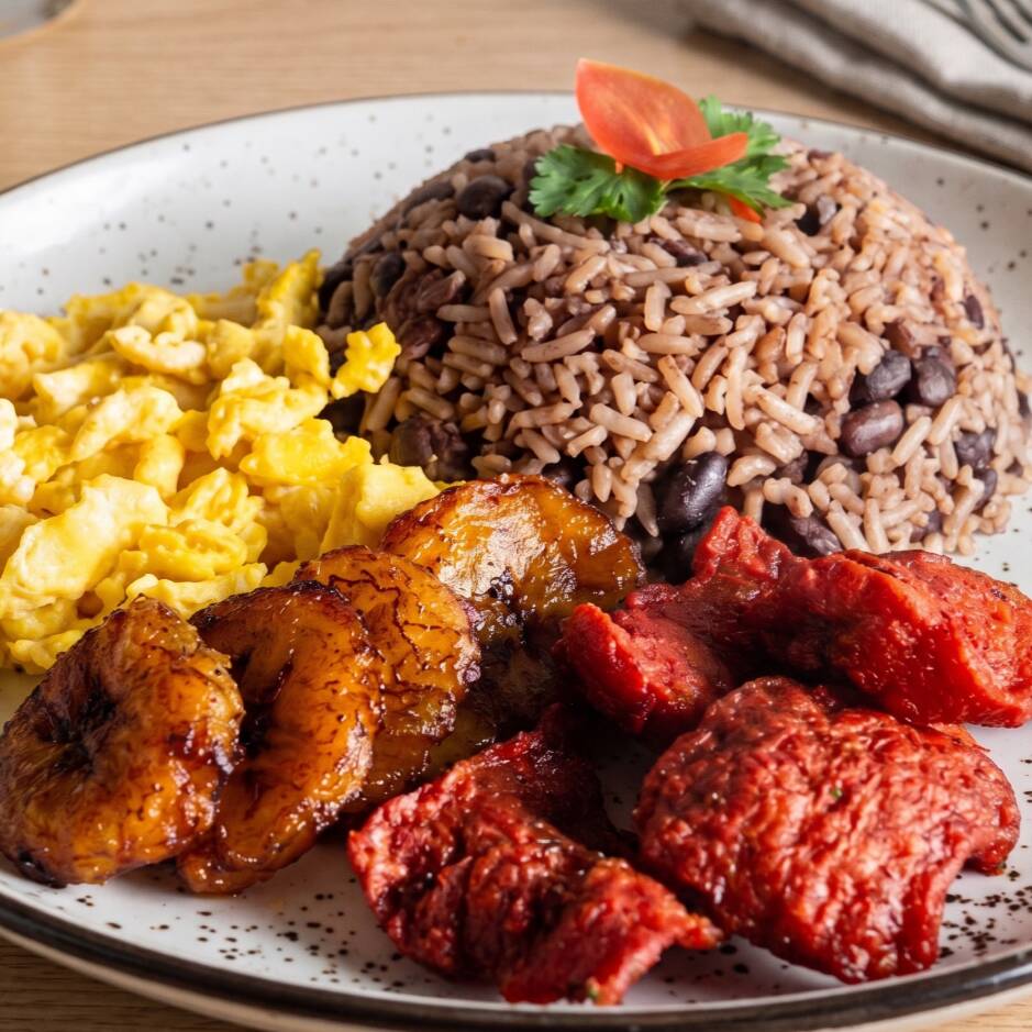 Gallo Pinto + 3 Acompañamientos