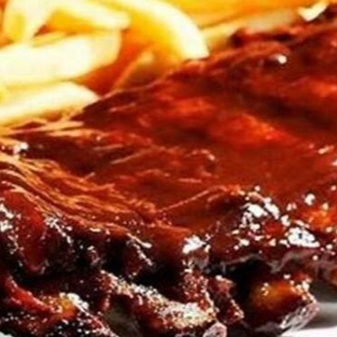 Deliciosa costelinha de porco defumada no molho Bbq, acompanha arroz, feijão, batata frita e farofa.