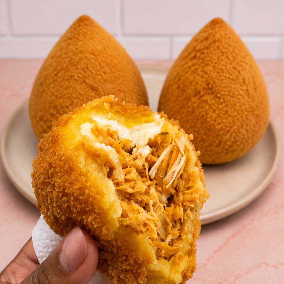 Coxinha grande 200gr , sabor irresistível de frango c/ Catupiry, crocante, fritinha na hora, irresistível!