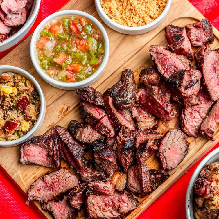 (Serve 3 pessoas) acompanhamentos: Arroz Branco , baião, tropeiro, farofa, salada crua, salada de maionese, batata , pão de alho