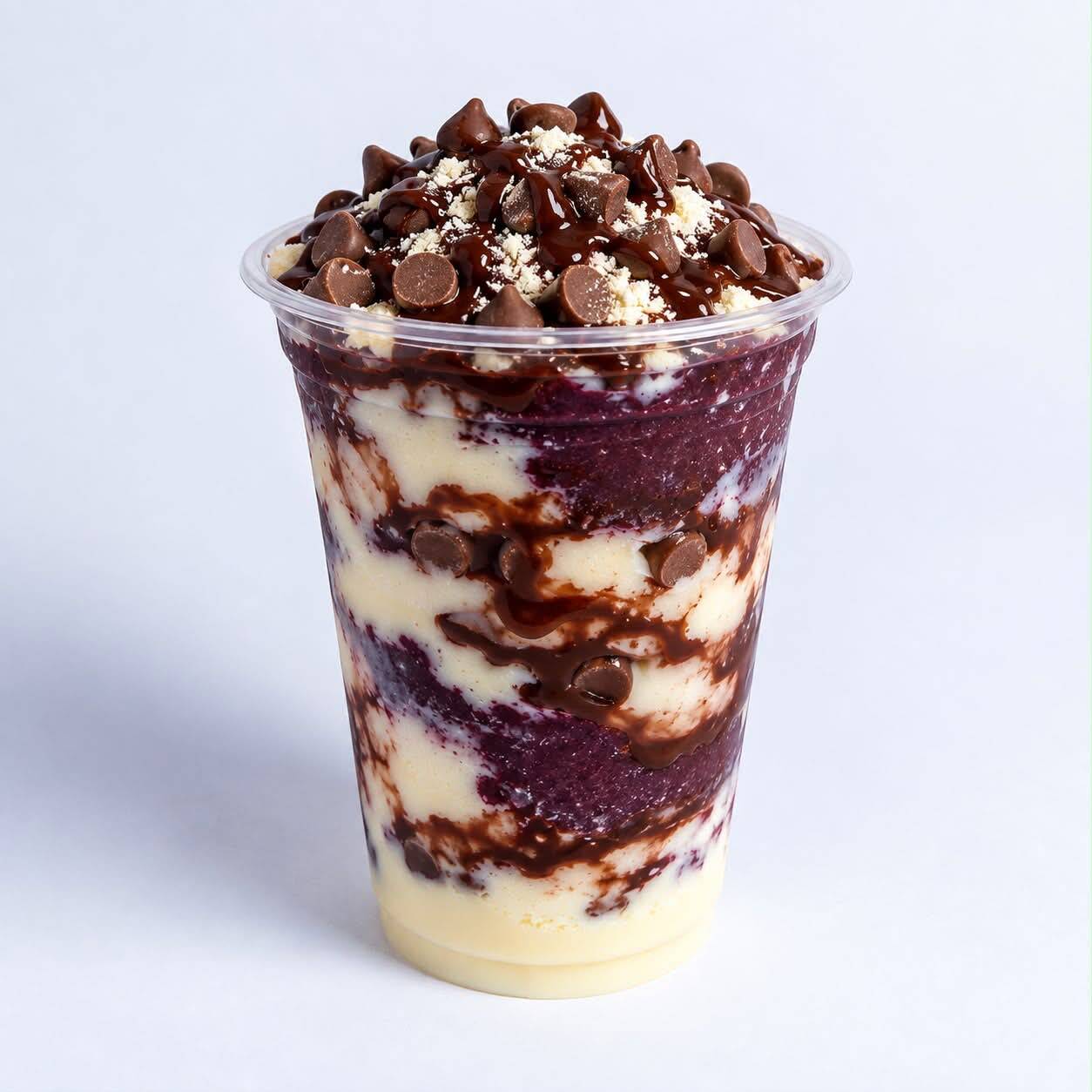 Açaí, gotas de chocolate, leite em pó, leite condensado e calda de chocolate.