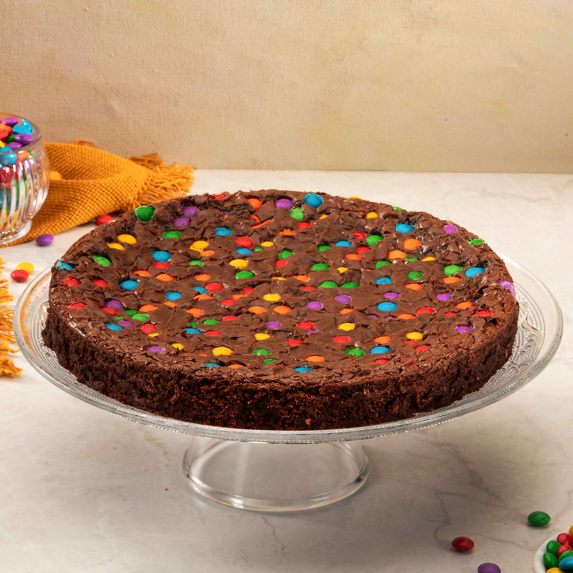 Brownie denso e úmido, com confetes crocantes que trazem contraste e cor.
Imagem meramente ilustrativa.
Serve até 16 fatias.