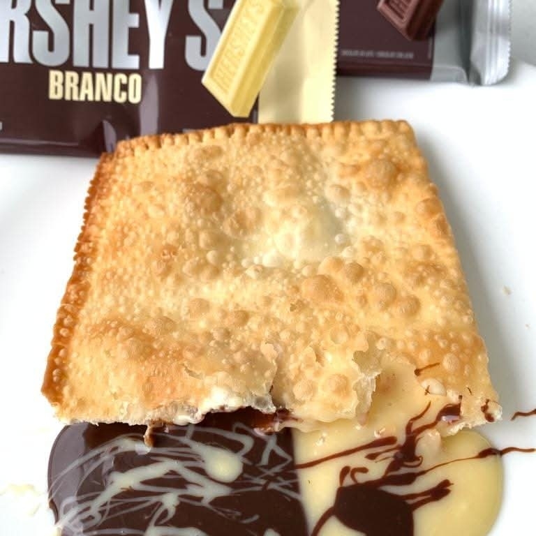 A mistura do chocolate branco com preto fica uma delícia e o chocolate Hershey's se encaixa perfeitamente nisso.