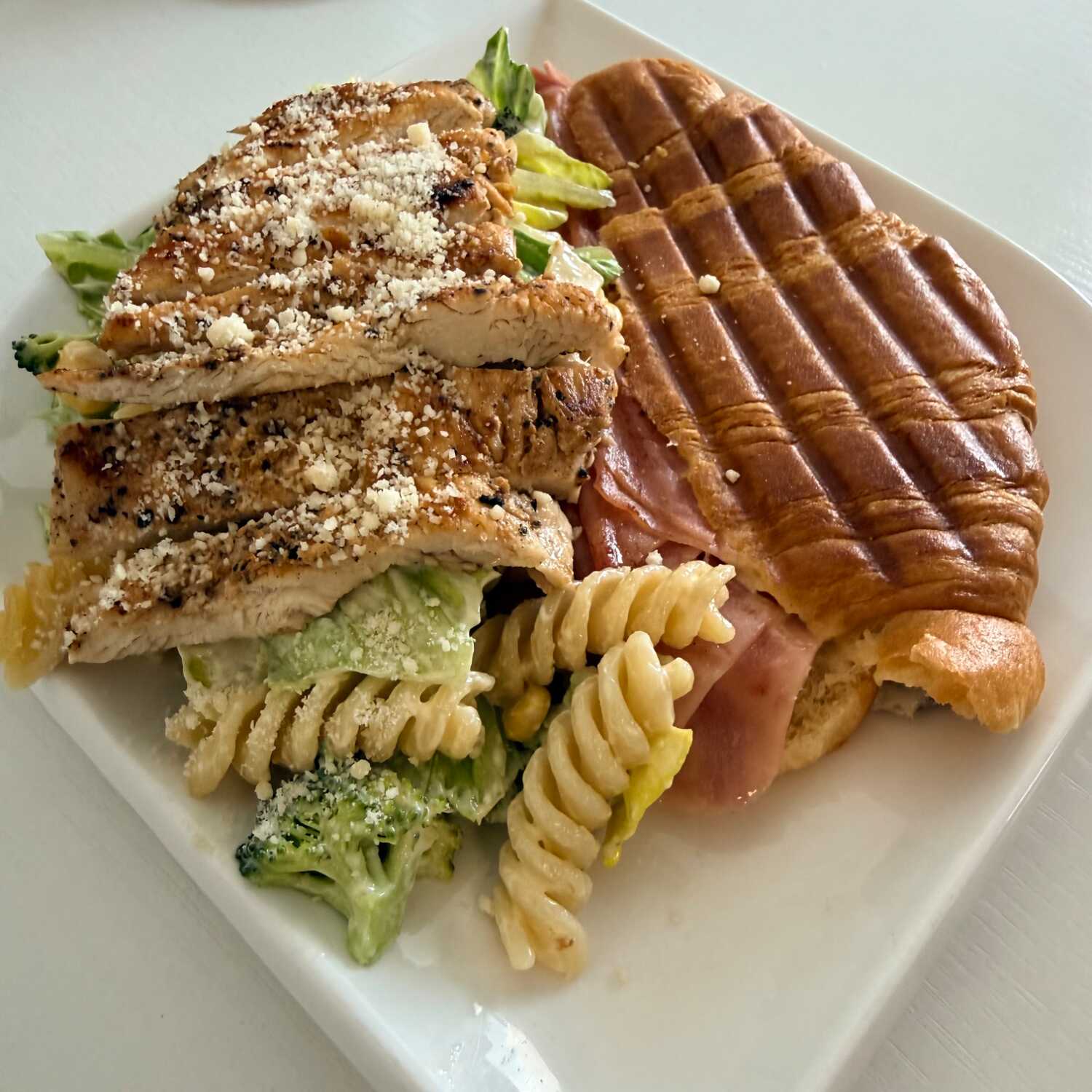 Croissant frío + Ensalada deli pasta con pollo