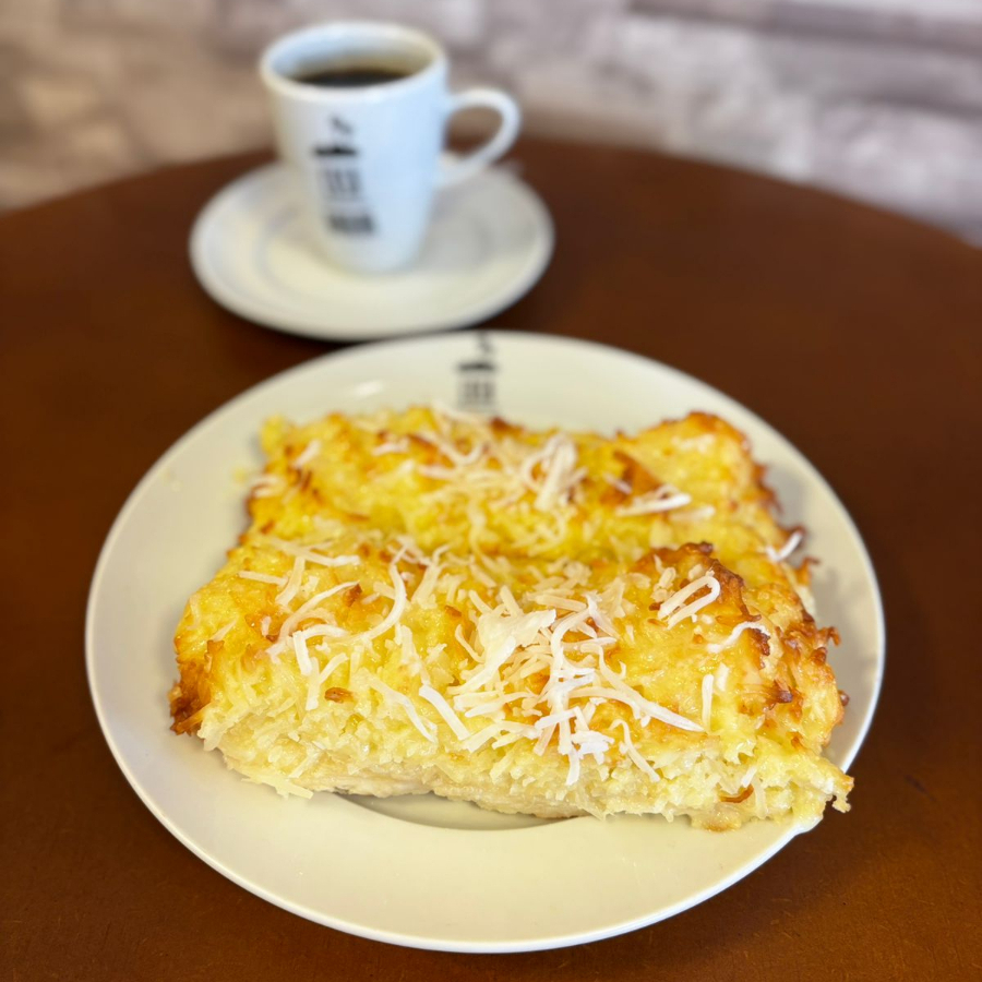 Deliciosa massa doce com creme de confeiteiro, coco e leite condensado.