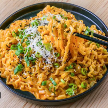 Ramen asiático con camarones (buldak Carbonara)